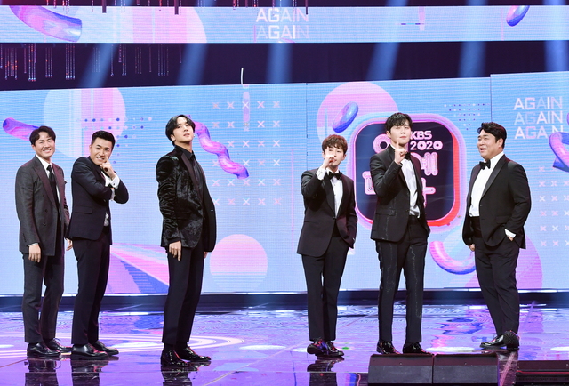 [서울=뉴시스] 24일 오후 방송된 '2020 KBS 연예대상'에서 최고의 프로그램상을 받은 1박2일팀 (사진 = KBS) photo@newsis.com 