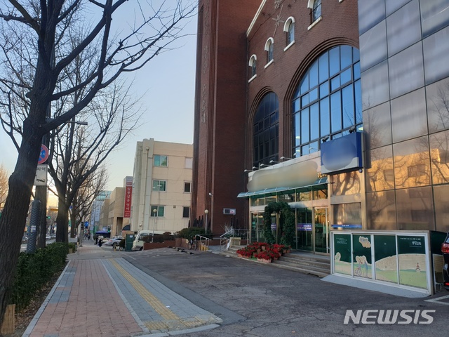 [수원=뉴시스] 이병희 기자 = 성탄절인 25일 오전 경기 수원의 한 교회. 2020.12.25. iambh@newsis.com