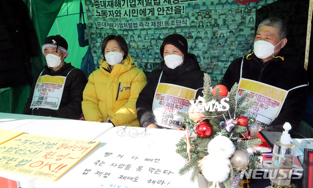 [서울=뉴시스] 최동준 기자 = 고 이한빛PD 아버지 이용관씨(왼쪽부터), 강은미 정의당 원내대표, 고 김용균씨어머니 김미숙씨, 이상진 민주노총 부위원장이 25일 서울 여의도 국회 본청앞에서 중대재해기업처벌법 제정을 촉구하며 15일째 단식농성을 하고 있다. (공동취재사진) 2020.12.25. photo@newsis.com