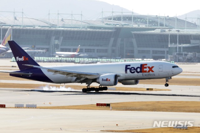 [인천공항=뉴시스]박진희 기자 = 주한미군이 접종할 코로나19 백신을 싣은 화물기가 25일 오후 인천국제공항에 착륙하고 있다. 2020.12.25. pak7130@newsis.com 