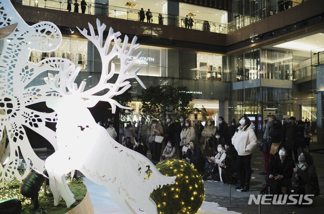 [도쿄=AP/뉴시스] 지난 25일 일본 도쿄에서 시민들이 크리스마스 관련 전시물을 구경하고 있다. 2020.12.26.