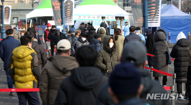 [서울=뉴시스] 홍효식 기자 = 신종 코로나바이러스 감염증(코로나19) 신규 확진자가 1132명으로 집계된 26일 오전 서울 중구 서울역광장에 마련된 임시 선별진료소에서 시민들이 코로나19 검사를 받기 위해 줄지어 대기하고 있다. 2020.12.26. yesphoto@newsis.com