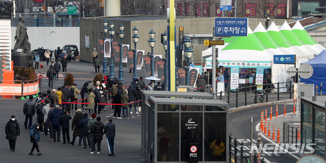 [서울=뉴시스] 홍효식 기자 = 신종 코로나바이러스 감염증(코로나19) 신규 확진자가 1132명으로 집계된 26일 오전 서울 중구 서울역광장에 마련된 임시 선별진료소에서 시민들이 코로나19 검사를 받기 위해 줄지어 대기하고 있다. 2020.12.26. yesphoto@newsis.com