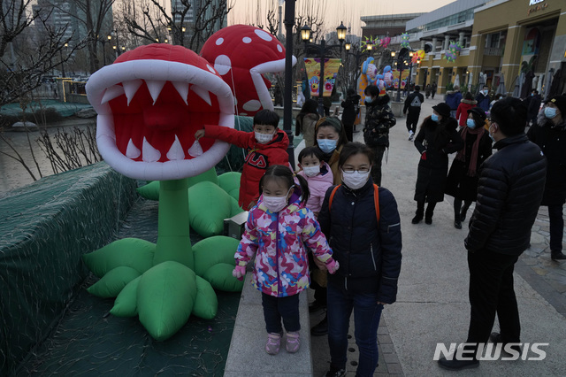 [베이징=AP/뉴시스] 신종 코로나바이러스 감염증(코로나19)이 확산하는 가운데 26일(현지시간) 중국 베이징의 쇼핑몰을 찾은 사람들. 2020.12.29.