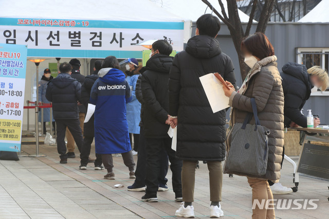 [서울=뉴시스] 박민석 기자 = 하루 신종 코로나바이러스 감염증(코로나19) 신규 확진자가 970명으로 집계된 27일 오후 서울 중구 서울광장에 마련된 코로나19 임시선별검사소에서 시민들이 검사를 받기 위해 줄을 서 있다. 2020.12.27. mspark@newsis.com