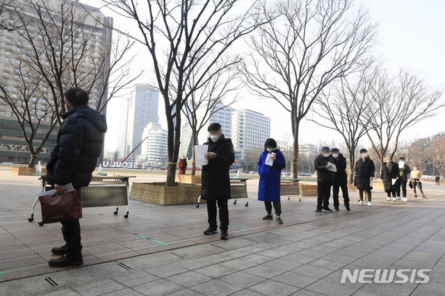 [서울=뉴시스] 박민석 기자 = 하루 신종 코로나바이러스 감염증(코로나19) 신규 확진자가 970명으로 집계된 27일 오후 서울 중구 서울광장에 마련된 코로나19 임시선별검사소에서 시민들이 검사를 받기 위해 줄을 서 있다. 2020.12.27. mspark@newsis.com