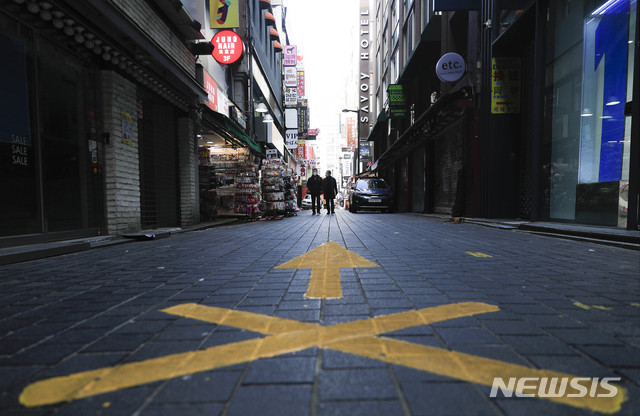 [서울=뉴시스] 박민석 기자 = 하루 신종 코로나바이러스 감염증(코로나19) 신규 확진자가 970명으로 집계된 27일 오후 서울 중구 명동 거리가 한산한 모습을 보이고 있다. 2020.12.27. mspark@newsis.com