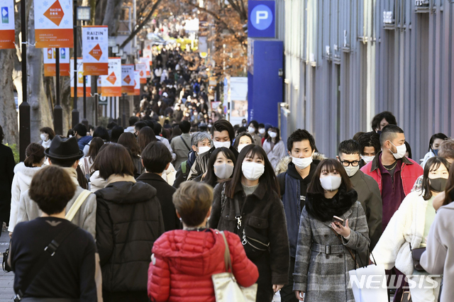 [도쿄=AP/뉴시스] 일본 후생노동성(후생성)은 수도 도쿄도(東京都)에 거주하는 50대 여성이 영국에서 시작된 변이 신종 코로나바이러스 감염증(코로나19)에 감염됐다고 27일 발표했다. 벌써 8번째 변이 바이러스 확진자다. 사진은 이날 도쿄 아오야마 거리의 쇼핑객들. 2020.12.28. 