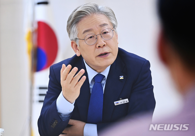 [수원=뉴시스] 김종택기자 = 이재명 경기도지사가 뉴시스와 가진 신년인터뷰에서 올해 역점사업에 대해 설명하고 있다. 2020.12.29. jtk@newsis.com