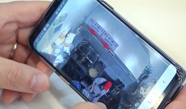 [서울=뉴시스] 주방 내부를 실시간 공개(CCTV)하고 있는 프랜차이즈 앱을 확인하는 영상 캡처(사진=식품의약품안전처 제공)