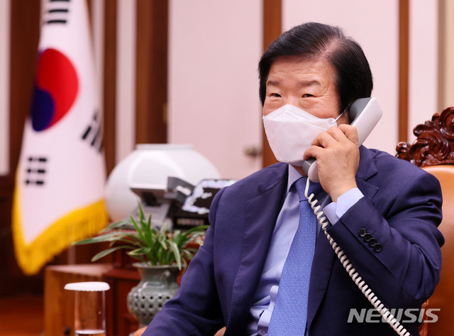 [서울=뉴시스]28일 국회 의장집무실에서 뱌체슬라프 볼로딘 러시아 하원의장과 전화 통화를 하고 있는 박병석 국회의장. 2020.12.28. (사진=국회의장실 제공) photo@newsis.com