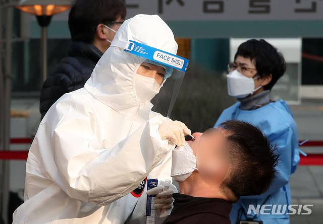 [서울=뉴시스] 박주성 기자 = 지난 28일 오전 서울광장 임시선별진료소에서 시민들이 검사를 받고 있다. 2020.12.28. park7691@newsis.com 