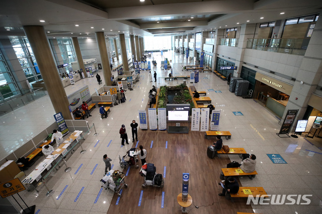 [인천공항=뉴시스]김선웅 기자 = 영국발 입국 확진자로부터 코로나19 변이 바이러스가 확인된 가운데 28일 인천국제공항 입국장이 한산한 모습이다. 2020.12.28. mangusta@newsis.com