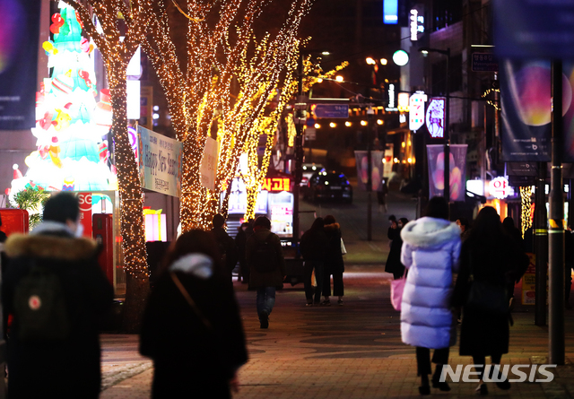 [서울=뉴시스]배훈식 기자 = 신종 코로나바이러스 감염증(코로나19) 확산 방지를 위한 수도권 사회적 거리두구 2.5단계가 계속된 28일 오후 서울 중구 명동거리가 연말연시 화려한 조명은 그대로지만 인파가 사라지며 예년과 다른 모습을 보이고 있다. 2020.12.28. dahora83@newsis.com