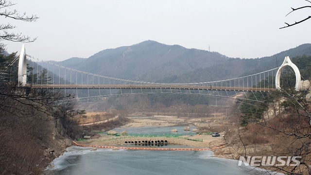 [정읍=뉴시스] 이학권 기자 =전북 정읍시 산내면 매죽리에 소재한 구절초 테마파크 내에 109m 길이의 출렁다리 설치와 탐방로 1.2㎞를 조성하기 위해 총사업비 41억원을 투입해 지난 2017년 10월 착공해 올 12월 준공을 완료했다. (사진 = 정읍시 제공).2020.12.29. photo@newsis.com