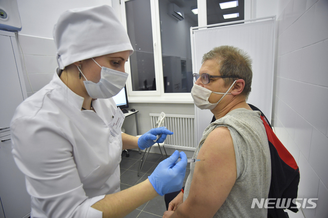 [모스크바=AP/뉴시스]러시아 모스크바의 한 병원에서 코로나19 백신을 접종하는 모습. 2020.12.29.