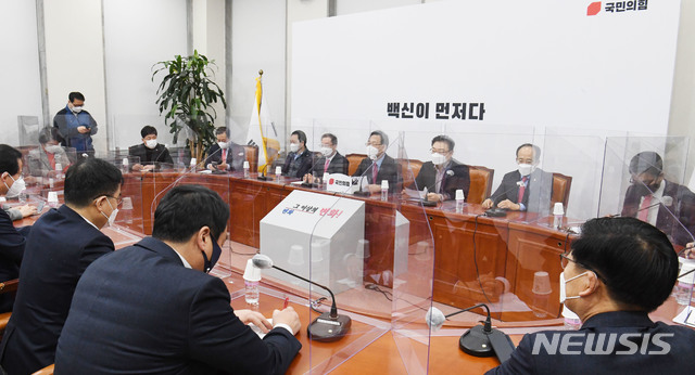 [서울=뉴시스] 김진아 기자 = 주호영 국민의힘 원내대표가 29일 오전 서울 여의도 국회에서 열린 원내대책회의에서 발언하고 있다. (공동취재사진) 2020.12.29. photo@newsis.com