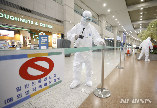 [인천공항=뉴시스] 고승민 기자 = 영국에서 확산한 코로나19 변이 바이러스가 국내에도 유입된 것으로 알려진 이튿날인 29일 인천국제공항 1터미널에서 관계자들이 방역을 하고 있다. 2020.12.29. kkssmm99@newsis.com