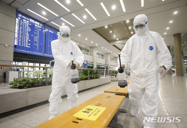 [인천공항=뉴시스] 고승민 기자 = 영국에서 확산한 코로나19 변이 바이러스가 국내에도 유입된 것으로 알려진 이튿날인 29일 인천국제공항 1터미널에서 관계자들이 방역을 하고 있다. 2020.12.29. kkssmm99@newsis.com