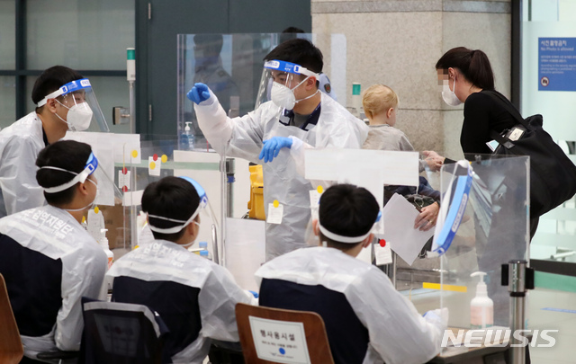 [인천공항=뉴시스] 고승민 기자 = 영국에서 확산한 코로나19 변이 바이러스가 이미 독일에서도 나타났다는 보고가 알려진 뒤 이튿날인 29일 인천국제공항 1터미널 출국장에서 육군 검역지원단이 대화하고 있다. 2020.12.29. kkssmm99@newsis.com