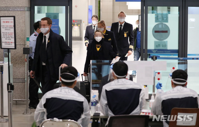 [인천공항=뉴시스] 고승민 기자 = 영국에서 확산한 코로나19 변이 바이러스가 이미 독일에서도 나타났다는 보고가 알려진 뒤 이튿날인 29일 인천국제공항 1터미널 출국장에서 독일의 한 항공사 승무원들이 입국하고 있다. 2020.12.29. kkssmm99@newsis.com