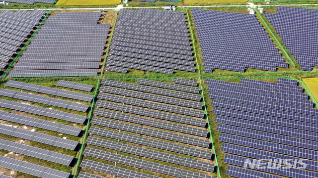 [영암=뉴시스] 농지를 잠식한 태양광발전시설. (사진=영암군 제공) 2020.12.30. photo@newsis.com 