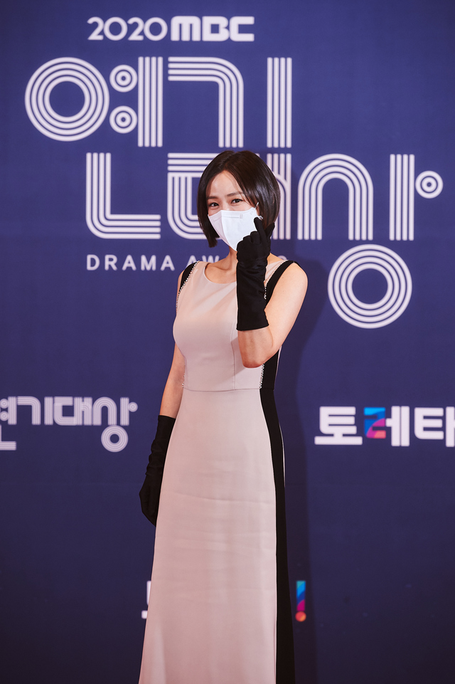 [서울=뉴시스] 30일 오후 생방송된 '2020 MBC 연기대상'에 참석한 배우 심이영 (사진 = MBC) photo@newsis.com