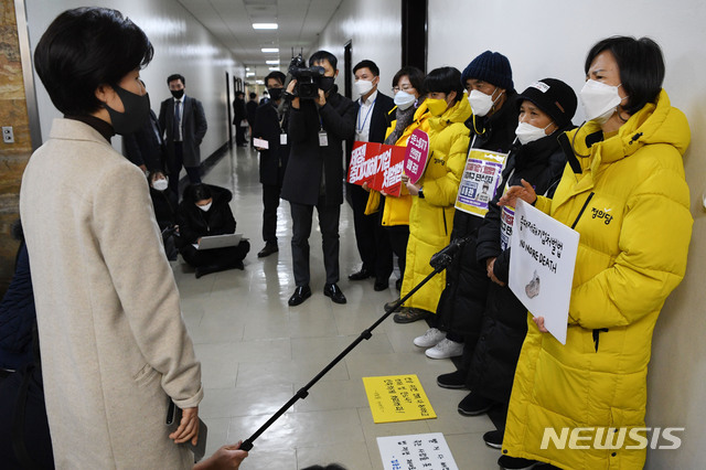 [서울=뉴시스] 전진환 기자 = 강은미(오른쪽부터) 정의당 원내대표, 고 김용균씨 어머니 김미숙 김용균재단이사장, 고 이한빛PD 아버지 이용관씨가 30일 여의도 국회에서 중대재해기업처벌법 논의를 위해 열린 법안심사제1소위원회 앞에서 백혜련 소위원장과 대화하고 있다. (공동취재사진) 2020.12.30. photo@newsis.com