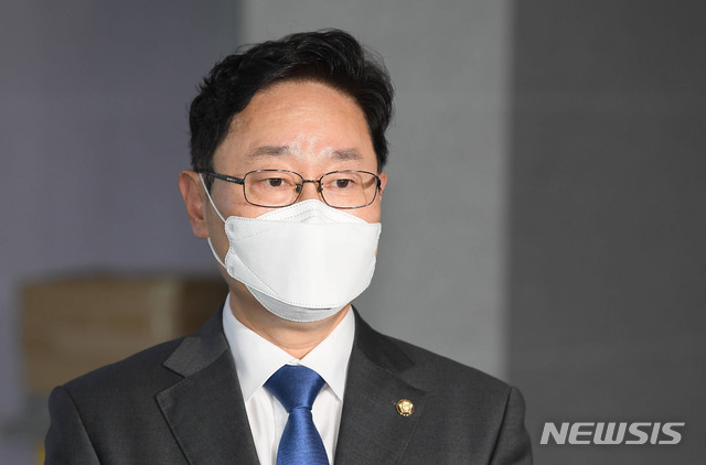 [서울=뉴시스] 최동준 기자 = 법무부 장관 후보자로 내정된 박범계 더불어민주당 의원이 30일 오후 서울 여의도 국회 의원회관에서 소감을 밝히고 있다. (공동취재사진) 2020.12.30. photo@newsis.com