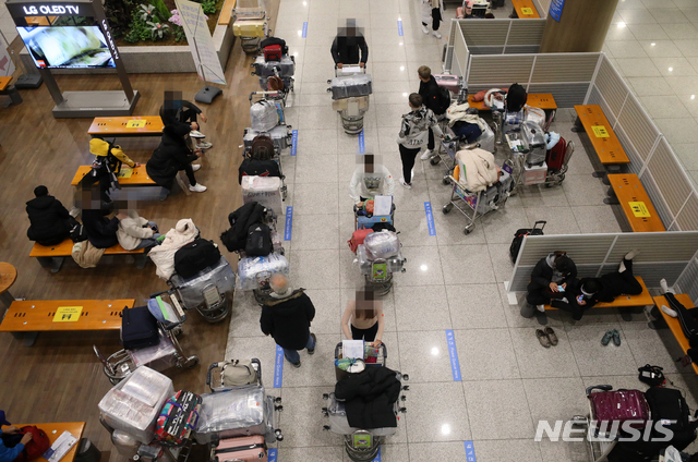 [인천공항=뉴시스]배훈식 기자 = 영국발 신종 코로나바이러스 감염증(코로나19) 변이 바이러스 국내 확진자가 5명으로 늘어난 지난달 31일 오전 인천국제공항 제1터미널 입국장에서 해외 입국자들이 특별수송 버스를 기다리고 있다. 2020.12.31. dahora83@newsis.com