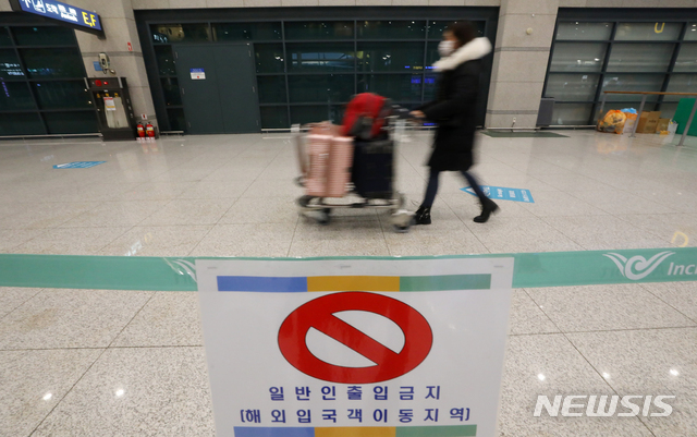 [인천공항=뉴시스]배훈식 기자 = 영국발 신종 코로나바이러스 감염증(코로나19) 변이 바이러스 국내 확진자가 5명으로 늘어난 31일 오전 인천국제공항 제1터미널 입국장에서 해외 입국자가 대기장소로 이동하고 있다. 2020.12.31. dahora83@newsis.com