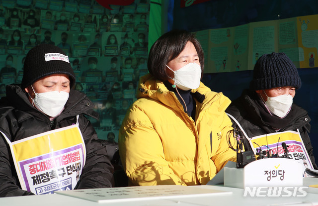 [서울=뉴시스] 전진환 기자 = 강은미 정의당 원내대표가 31일 오전 서울 여의도 국회 본청 앞 중대재해기업처벌법 농성장에서 열린 상무위원회에서 모두발언을 하고 있다. (공동취재사진) 2020.12.31. photo@newsis.com