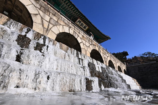 [수원=뉴시스] 김종택기자 = 세밑 한파가 이어진 31일 오전 경기도 수원시 세계문화유산 화성(華城) 화홍문에 얼음이 얼어 있다. 2020.12.31. jtk@newsis.com