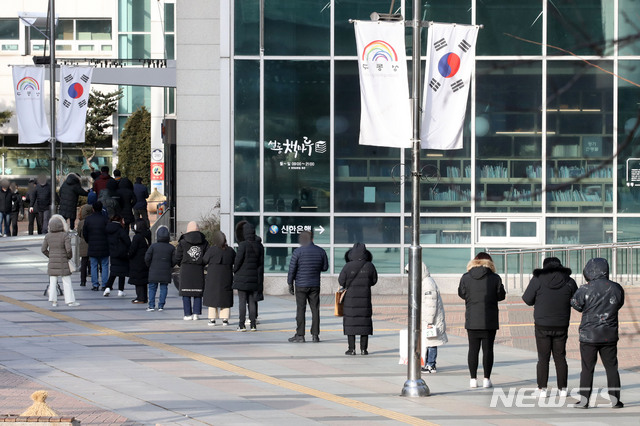 [서울=뉴시스] 고범준 기자 = 2020년 마지막 날인 31일 오후 서울 성동구 성동구청 농구장에 마련된 신종 코로나 바이러스 감염증(코로나19) 임시선별검사소에서 시민들이 검사를 받기 위해 줄 지어 서 있다. 2020.12.31. bjko@newsis.com