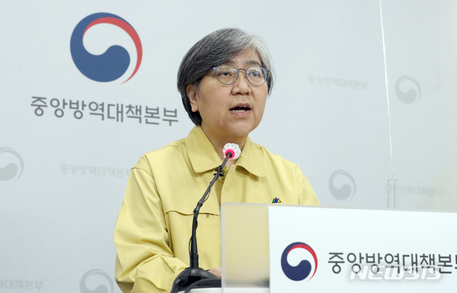 [청주=뉴시스]강종민 기자 = 정은경 질병관리청장이 31일 충북 청주 질병관리청에서 브리핑을 열고 모더나社와 코로나19 백신 4000만 회분의 선 구매 계약 체결을 완료했다고 밝히고 있다. 2020.12.31.  ppkjm@newsis.com