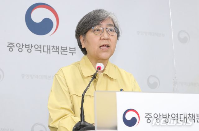 [청주=뉴시스]강종민 기자 = 정은경 질병관리청장이 31일 충북 청주 질병관리청에서 브리핑을 열고 모더나社와 코로나19 백신 4000만 회분의 선 구매 계약 체결을 완료했다고 밝히고 있다. 2020.12.31. ppkjm@newsis.com