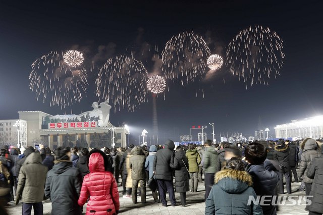 [평양=AP/뉴시스] 새해 맞이 불꽃놀이를 보기 위해 평양 김일성광장에 보인 북한 주민들. 2021.01.01. 