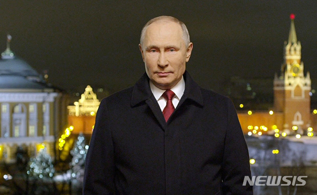 [모스크바=AP/뉴시스] 블라디미르 푸틴 러시아 대통령이 지난해 31일(현지시간) 모스크바 크렘린궁에서 신년 인사를 하고 있는 모습. 2021.04.17.