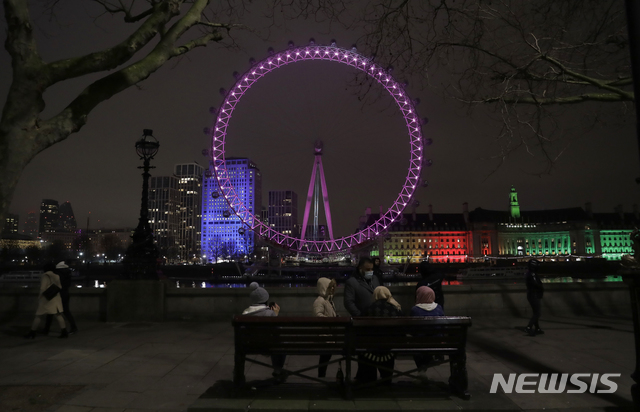 [런던=AP/뉴시스]테임스 강가의 유명한 신년 축하 축제장 런던 아이(London Eye)놀이공원 앞의 텅빈 광장. 올해의 불꽃축제 등은 코로나19 사태로 모두 취소되었다. 