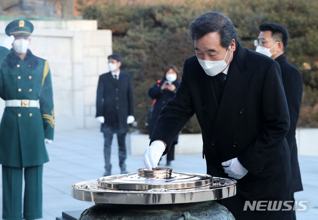 [서울=뉴시스] 전진환 기자 = 신축년 새해 첫 날인 1일 오전 이낙연 더불어민주당 대표가 서울 동작구 국립현충원 현충탑에서 참배하고 있다. (공동취재사진) 2021.01.01. photo@newsis.com