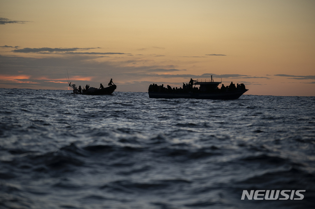 [지중해=AP/뉴시스]북아프리카 리비아 해안서 100㎞ 이상 떨어진 지중해에 표류하던 유럽 이주난민 선박이 2020년 12월31일(현지시각) 스페인 비정부기구(NGO)에 발견 구조되고 있다. 2024.05.23.