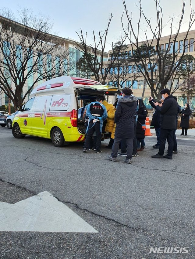 [서울=뉴시스]중대재해기업처벌법 제정을 촉구하며 단식농성을 진행 중인 강은미 정의당 원내대표가 2일 병원에 긴급 이송되고 있다. (사진 제공 = 정의당)