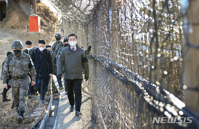 [서울=뉴시스] 서욱 국방부 장관은 2일 동해상에서 작전 중인 세종대왕함과 동부전선 GOP대대를 방문하여 군사대비태세를 점검하고 장병들을 격려했다. (사진/국방부 제공) photo@newsis.com