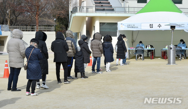 [대구=뉴시스] 이무열 기자 = 새해 첫 주말인 3일 오후 대구 달서구 두류공원에 마련된 신종 코로나바이러스 감염증(코로나19) 임시선별진료소에서 시민들이 검체 채취를 하기 위해 줄을 서 있다. 2021.01.03. lmy@newsis.com