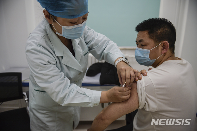 [베이징=AP/뉴시스] 중국 베이징의 코로나19 백신 접종소. 2020.01.04 