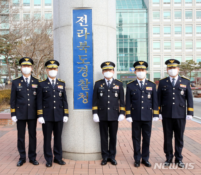 [전주=뉴시스]윤난슬 기자 = 4일 오전 전북경찰청 앞에서 진교훈 전북경찰청장 등 지휘부가 참석한 가운데 현판식이 열리고 있다.2020.01.04.(사진=전북경찰청 제공) photo@newsis.com