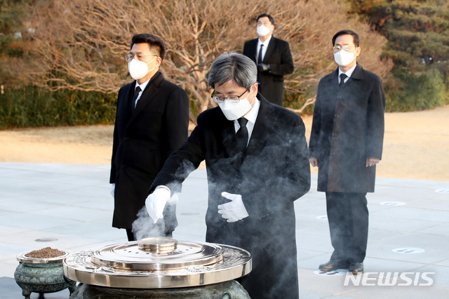 [서울=뉴시스] 김병문 기자 = 김명수 대법원장이 4일 오전 서울 동작구 국립서울현충원을 찾아 현충탑에 분향하고 있다. 2021.01.04. dadazon@newsis.com