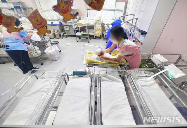 [수원=뉴시스] 김종택기자 = 경기 수원시 한 병원 신생아실의 모습. 2021.01.04.jtk@newsis.com