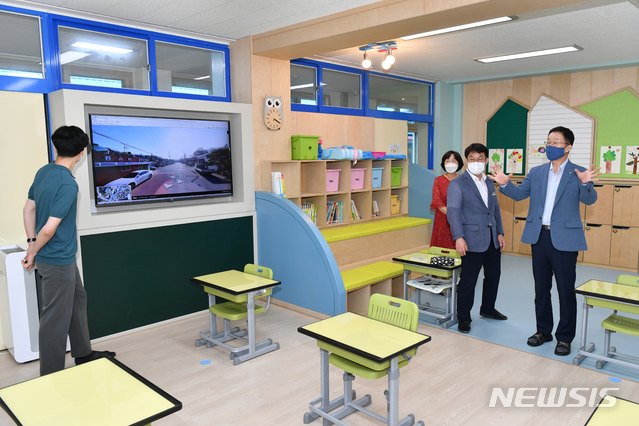 [안동=뉴시스] 학교 공간혁신 사업이 추진된 예천 감천초등학교를 임종식 경북교육감이 둘러보고 있다. (사진=경북교육청 제공) 2022.08.10
