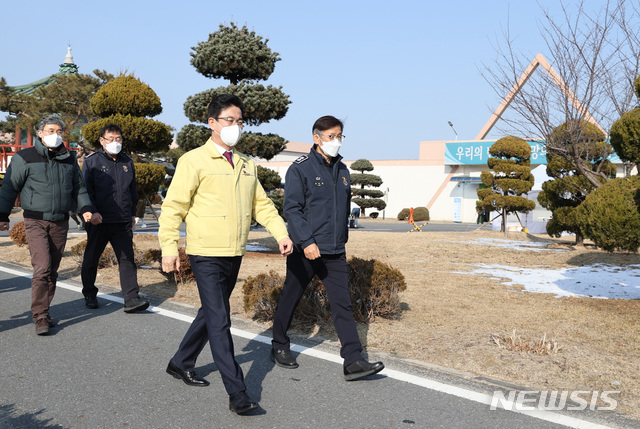 [대전=뉴시스] 허태정 대전시장이 대전교도소를 방문해 코로나19 대응 실태를 점검하고 있다. (사진=뉴시스DB)